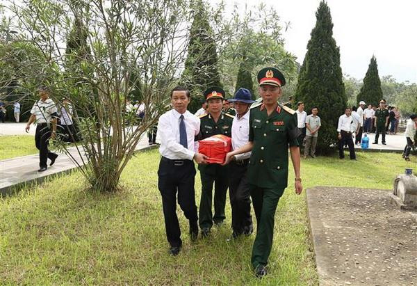 Hài cốt các liệt sỹ được di chuyển, an táng tại Nghĩa trang liệt sỹ quốc tế Đồng Tâm, huyện Bá Thước (Thanh Hóa). (Ảnh: Khiếu Tư/TTXVN) Truy điệu hài cốt liệt sỹ quân tình nguyện Việt Nam hy sinh tại Lào ảnh 1