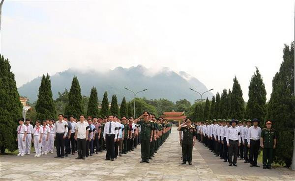 Lễ truy điệu và an táng 18 hài cốt liệt sỹ quân tình nguyện và chuyên gia Việt Nam hy sinh tại Lào. (Ảnh: Khiếu Tư/TTXVN) Truy điệu hài cốt liệt sỹ quân tình nguyện Việt Nam hy sinh tại Lào ảnh 2