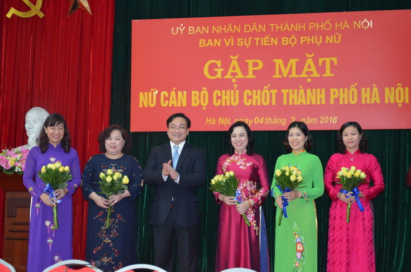 Bí thư Hà Nội thăm Hội Liên hiệp Phụ nữ Thủ đô nhân ngày 8/3 ảnh 1