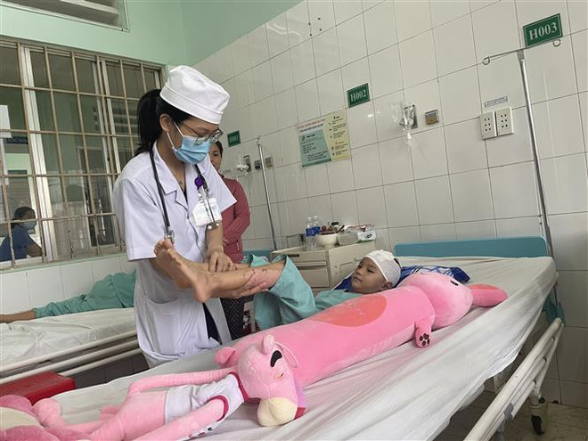 Cứu sống bệnh nhi bị xuất huyết dưới màng cứng, não lệch một bên ảnh 1