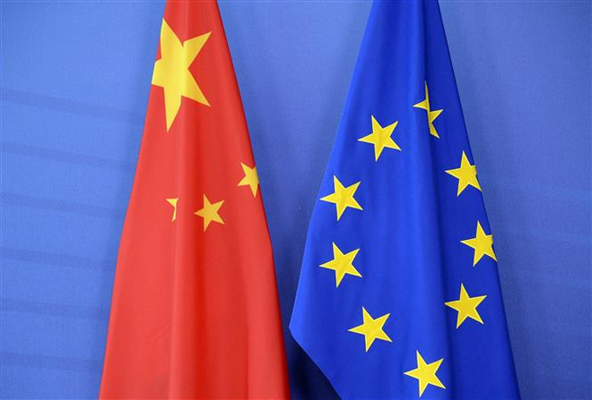 Quốc kỳ Trung Quốc (trái) và cờ Liên minh châu Âu (EU) tại Hội nghị thượng đỉnh EU-Trung Quốc tại Brussels, Bỉ ngày 29/6/2015. (Ảnh: AFP/TTXVN) EP từ chối xem xét Hiệp định toàn diện về đầu tư EU-Trung Quốc ảnh 1