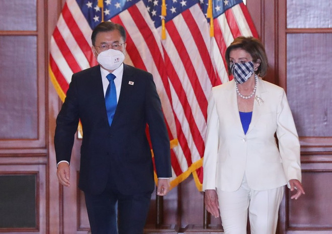 Tổng thống Hàn Quốc Moon Jae-in và Chủ tịch Hạ viện Mỹ Nancy Pelosi. (Nguồn: Yonhap) Tổng thống Hàn Quốc Moon Jae-in gặp Chủ tịch Hạ viện Mỹ Nancy Pelosi ảnh 1