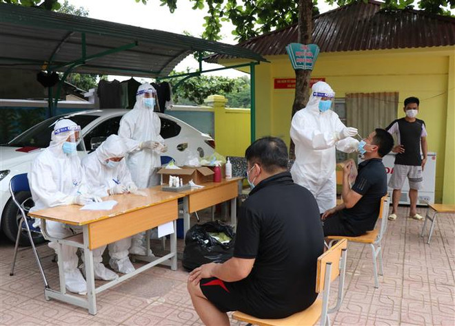 Lực lượng y tế tiến hành lấy mẫu xét nghiệm tại Trường Phổ thông Dân tộc bán trú Tiểu học Phìn Hồ (xã Phìn Hồ, huyện Nậm Pồ, tỉnh Điện Biên). (Ảnh: TTXVN) Sáng 21/5, thêm 24 ca mắc mới, hơn một nửa tại Bắc Giang ảnh 1