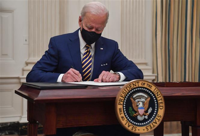 Tổng thống Mỹ Joe Biden ký sắc lệnh tại Nhà Trắng ở Washington DC. (Ảnh: AFP/TTXVN) Tổng thống Mỹ ký ban hành luật chống thù hận đối với người gốc Á ảnh 1