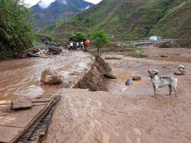 Xã Mù Sang, huyện Phong Thổ (Lai Châu) tan hoang sau lũ. (Ảnh: Việt Hoàng/TTXVN) Đêm 25/4, miền núi phía Bắc có nơi mưa to đến rất to, cảnh báo sạt lở ảnh 1
