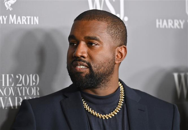 Siêu sao Kanye West tham dự một sự kiện ở New York, Mỹ. (Ảnh: AFP/TTXVN) Siêu sao Kanye West được đưa vào danh sách tỷ phú USD của Forbes ảnh 1