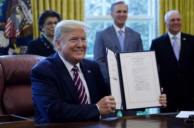 Tổng thống Mỹ ký thông qua dự luật hỗ trợ doanh nghiệp nhỏ và các bệnh viện tại Washington, DC. (Ảnh: AFP/TTXVN) Thế ''lưỡng nan'' của Tổng thống Mỹ Donald Trump ảnh 1