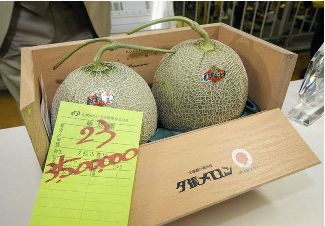 Cặp dưa lưới đầu mùa ở Nhật Bản được bán đấu giá 25.000 USD ảnh 1