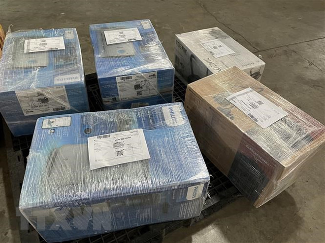 Ma túy được ngụy trang giấu trong các kiện hàng, thùng catton gửi từ Cộng hòa Liên bang Đức về Việt Nam. (Ảnh: TTXVN phát) Nhận diện các thủ đoạn tinh vi để chuyển ma túy qua đường hàng không ảnh 1
