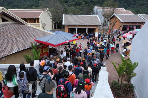 Bái Phật và chiêm ngưỡng vẻ đẹp hùng vĩ của non thiêng Yên Tử ảnh 2