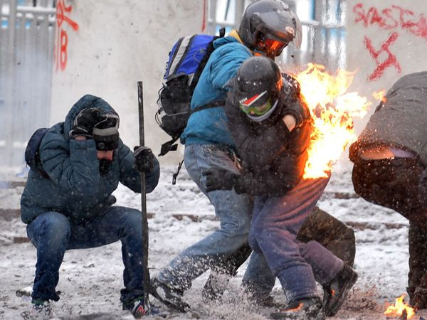 Người biểu tình xung đột với cảnh sát tại trung tâm thủ đô Kiev. (Ảnh: AFP/TTXVN) Nga bác bỏ tin điều quân đặc nhiệm sang thủ đô Kiev ảnh 1