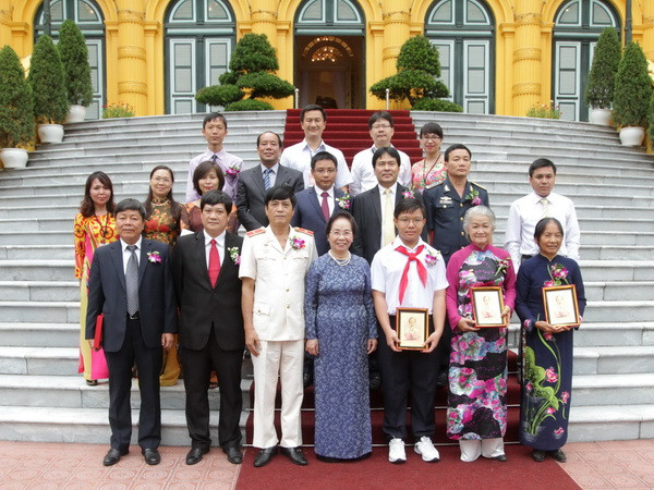 "Vinh quang Việt Nam" tôn vinh điển hình trong xây dựng đất nước ảnh 1