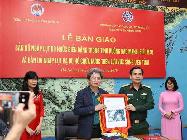 Bàn giao bản đồ ngập lụt do nước biển dâng trong tình huống bão mạnh ảnh 1