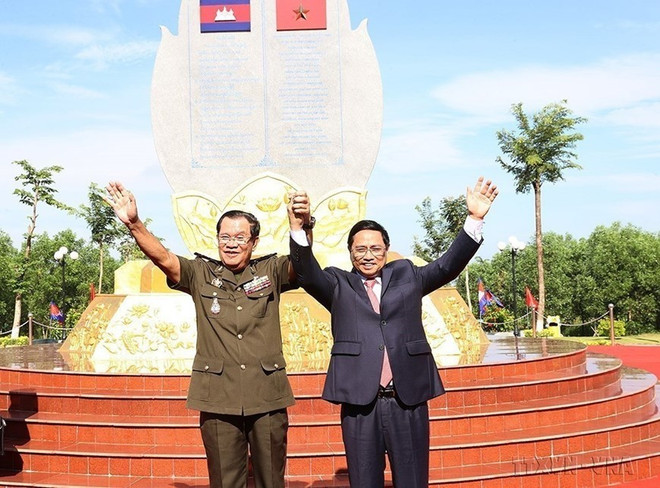 Thủ tướng Phạm Minh Chính và Thủ tướng Campuchia Hun Sen thể hiện tình đoàn kết tại Khu vực X16, điểm dừng chân trong hành trình cứu nước của Thủ tướng Hun Sen ở xã Lộc Tấn, huyện Lộc Ninh, tỉnh Bình Phước, sáng 20/6/2022. (Ảnh: Dương Giang/TTXVN) Chúc mừng nhân 55 năm Ngày lập quan hệ ngoại giao Việt Nam-Campuchia ảnh 1