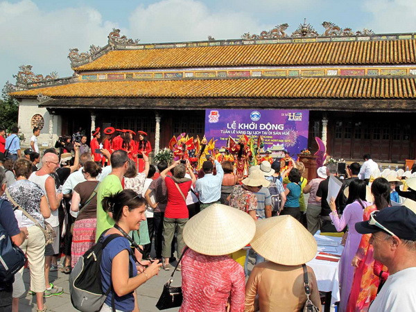 Gần 65.000 lượt du khách đến Huế trong những ngày đầu năm ảnh 1