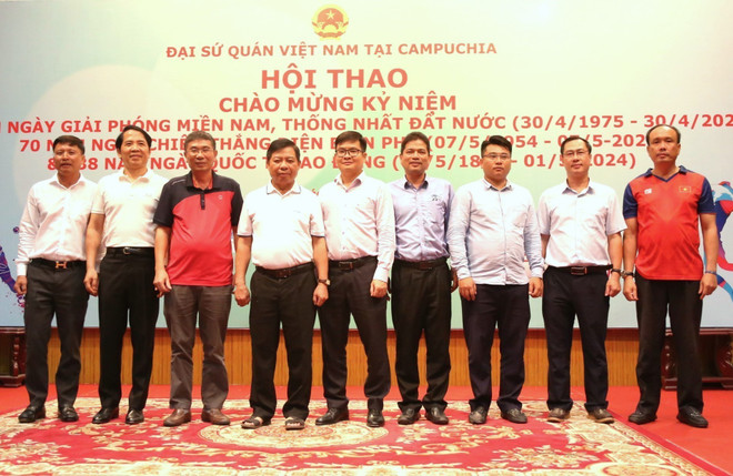 Ban tổ chức vinh danh các đơn vị tài trợ tại lễ bế mạc hội thao. (Ảnh: Hoàng Minh/TTXVN) ttxvn_2704_campuchia hoi thao (3).jpg