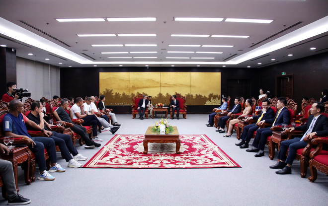 Phó Chủ tịch UBND thành phố Đà Nẵng Trần Chí Cường (phải) và ông Marco Farani, Đại sứ Đặc mệnh toàn quyền Brazil tại Việt Nam, cùng các danh thủ bóng đá đội tuyển Brazil và các đại biểu. (Ảnh: Trần Lê Lâm/TTXVN) ttxvn_2704_da nang brazil (2).jpg