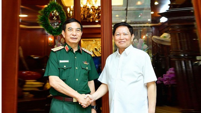 Đại tướng Phan Văn Giang thăm hỏi, tặng quà tri ân Đại tướng Ngô Xuân Lịch, nguyên Ủy viên Bộ Chính trị, nguyên Phó Bí thư Quân ủy Trung ương, nguyên Bộ trưởng Bộ Quốc phòng. (Ảnh: Hồng Pha/TTXVN phát) ttxvn_2704_phan van giang (2).jpg