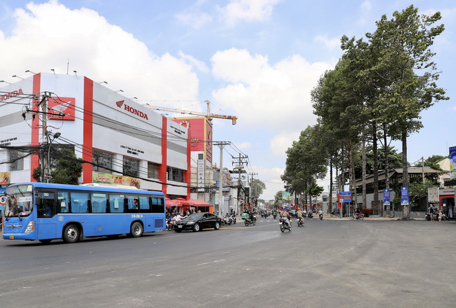 Đường Võ Văn Ngân (phường Linh Chiểu, thành phố Thủ Đức) thông thoáng và khang trang sau khi công trình được hoàn thành. (Ảnh: Hồng Giang/TTXVN) ttxvn_2704_thoat nuoc thu duc (2).jpeg