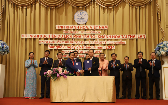 Hiệp hội du lịch Nha Trang - Khánh Hòa và Hiệp hội Du lịch Thái Lan ký kết Biên bản hợp tác phát triển du lịch. (Ảnh: Đỗ Sinh/TTXVN) ttxvn_2704_khanh hoa thai lan (1).jpg