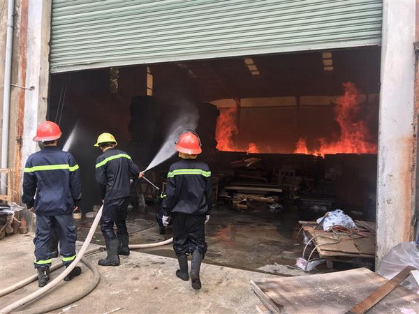 Cháy lớn thiêu rụi xưởng gỗ rộng hơn 1.000m2 trong khu dân cư ảnh 1