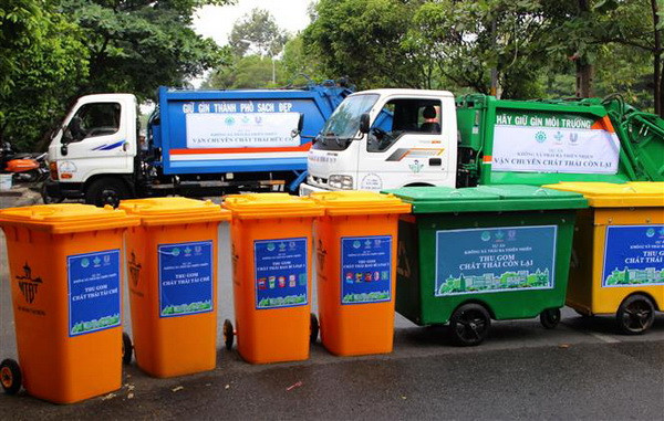 Thu gom, phân loại rác. (Ảnh: Xuân Dự/TTXVN) Công nghệ mới tái tạo rác thành năng lượng điện và carbon organic ảnh 1