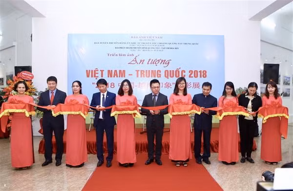 Khai mạc triển lãm ảnh 'Ấn tượng Việt Nam-Trung Quốc 2018' ảnh 2