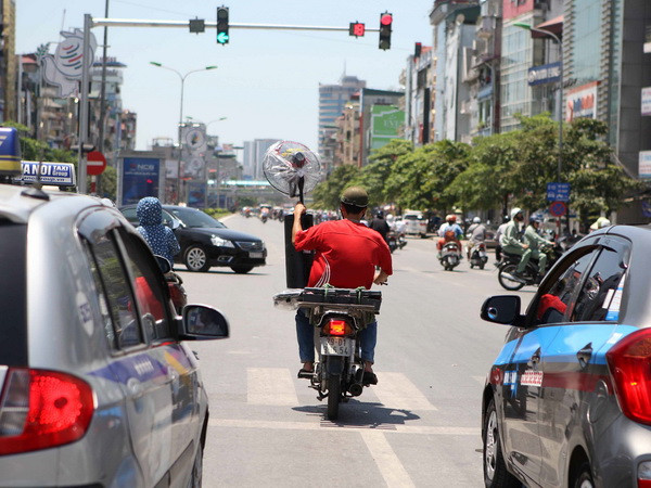 Nắng nóng bắt đầu lan rộng ở khu vực Trung và Nam Bộ ảnh 1