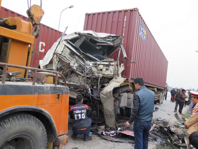 Đầu xe container bẹp dúm. (Ảnh: Nguyễn Trường/Vietnam+) Nam Định: Xe container lấn đường đâm trực diện xe giường nằm ảnh 1