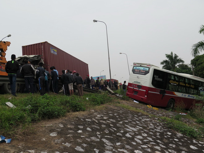 Xe khách lao xuống vệ đường. (Ảnh: Nguyễn Trường/Vietnam+) Nam Định: Xe container lấn đường đâm trực diện xe giường nằm ảnh 3