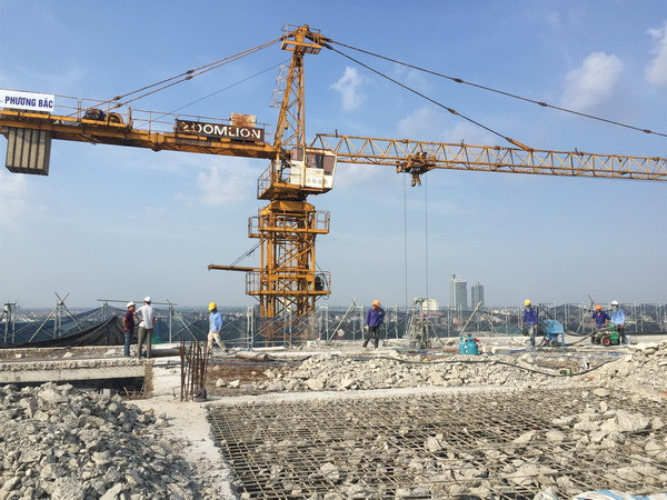 Mối hiểm họa tiềm ẩn từ các cần cẩu tháp trong mùa mưa bão ảnh 1