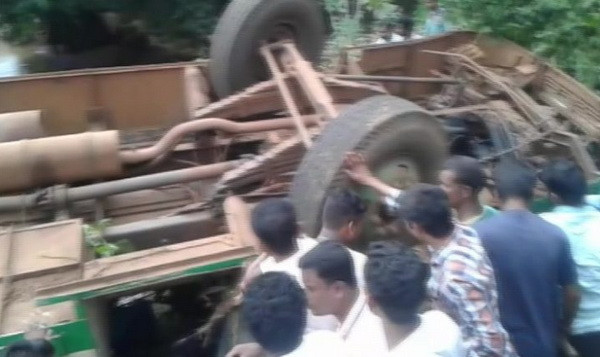 Xe buýt chở 50 người lao qua thành cầu, đâm thẳng xuống sông ảnh 1