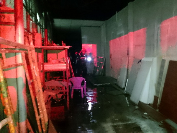 Cứu một người thoát chết trong đám cháy ở cửa hàng nội thất ảnh 1