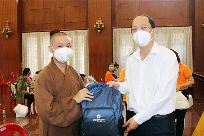 Thêm nhiều tình nguyện viên tôn giáo tham gia tuyến đầu chống dịch ảnh 1