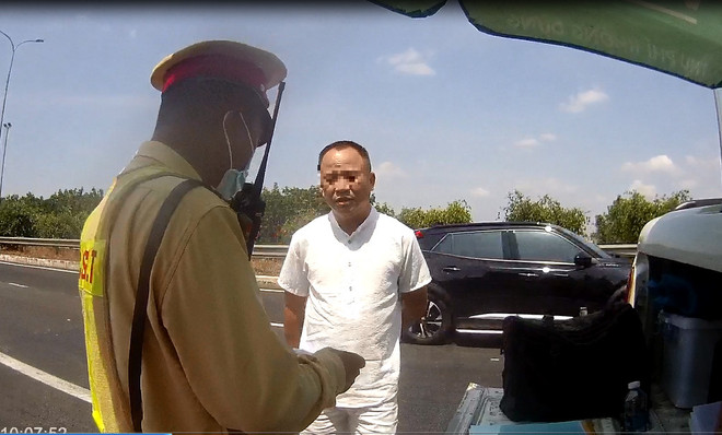 Phát hiện đối tượng mua giấy phép lái xe, thẻ nhà báo trên mạng ảnh 1