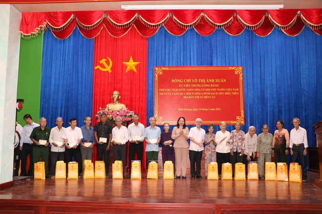 Phó Chủ tịch nước thăm, tặng quà đối tượng chính sách tỉnh Bình Dương ảnh 2