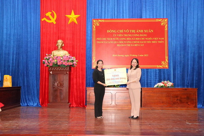 Phó Chủ tịch nước thăm, tặng quà đối tượng chính sách tỉnh Bình Dương ảnh 3