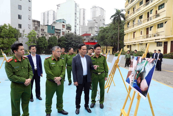 Phó Thủ tướng Trần Lưu Quang và các đại biểu tham quan trưng bày các hình ảnh về công tác Phòng cháy, chữa cháy và Cứu nạn, cứu hộ. (Ảnh: Phạm Kiên/TTXVN) Ưu tiên nguồn lực đầu tư sản xuất trang thiết bị phòng cháy, chữa cháy ảnh 2