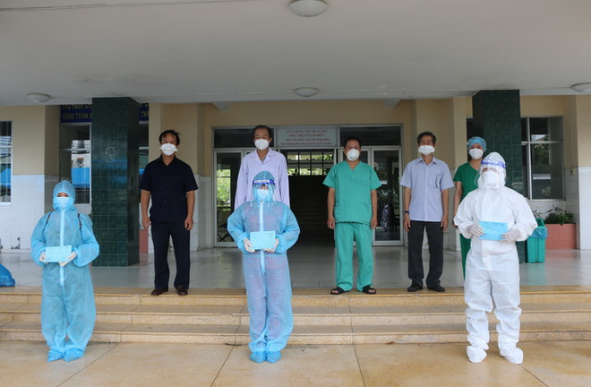 Thêm nhiều bệnh nhân COVID-19 khỏi bệnh và được xuất viện ảnh 1