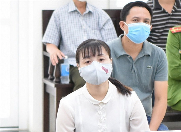 Hai bị cáo tại tòa. (Nguồn: laodong) Phạt tù hai cựu công an lừa đảo chiếm đoạt tiền của đồng nghiệp ảnh 1