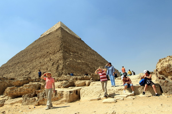 Khách du lịch tham quan Đại Kim tự tháp ở Giza, Ai Cập . (Nguồn: AFP/TTXVN) IMF thông qua kế hoạch giải ngân 2 tỷ USD cho Ai Cập ảnh 1
