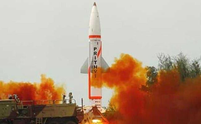 Một vụ phóng tên lửa đất đối đất Prithvi-II. (Nguồn: ndtv.com) Ấn Độ phóng thử tên lửa Prithvi-II có khả năng mang đầu đạn hạt nhân ảnh 1