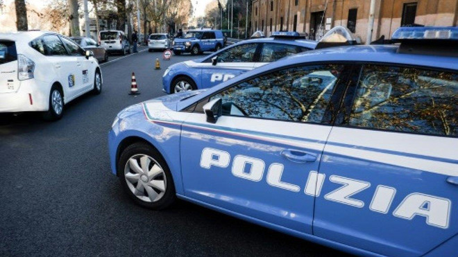 Cảnh sát thành phố Reggio Emilia tiến hành vụ bắt giữ. (Nguồn: AFP) Italy bắt 18 người với cáo buộc 'tẩy não' và buôn bán trẻ em ảnh 1
