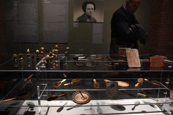 Triển lãm quốc tế đầu tiên về trại tập trung lớn nhất của Đức quốc xã ảnh 2