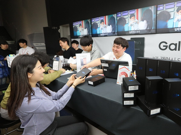 Các nhà sản xuất điện thoại sắp tung ra nhiều mẫu smartphone mới ảnh 1