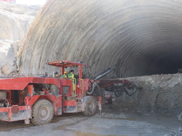 Thông hầm qua núi trên đường cao tốc Đà Nẵng-Quảng Ngãi ảnh 1