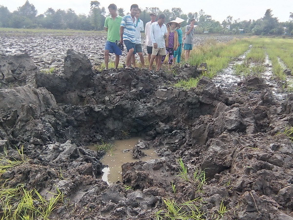 Bom sót lại sau chiến tranh phát nổ khi trời mưa to kèm theo sấm sét ảnh 1