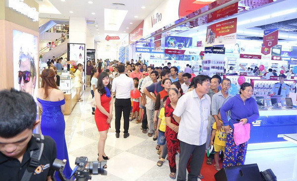 Hơn 2.100 cửa hàng mở cửa khuyến mại xuyên đêm tại Vincom ảnh 4