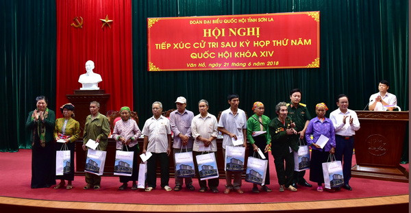 Phó Chủ tịch Quốc hội Tòng Thị Phóng tiếp xúc cử tri tại Sơn La ảnh 2