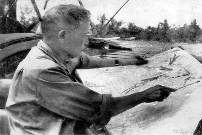 Thượng tướng Chu Huy Mân, nguyên Tư lệnh Quân giải phóng Quân khu 5 đang kiểm tra, theo dõi các mũi tiến công của quân giải phóng đánh vào thành phố Đà Nẵng (3/1975). (Ảnh: Tư liệu/TTXVN) Đại tướng Chu Huy Mân - Nhà chính trị xuất sắc của Đảng và cách mạng ảnh 2